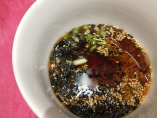 17、芹菜拌腐竹,倒入适量生抽，香油。