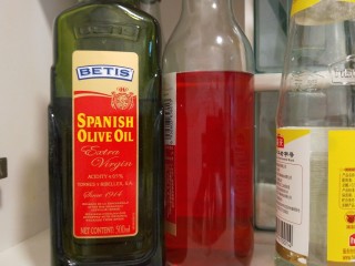 19、芹菜拌腐竹,橄榄油，葡萄醋准备好。