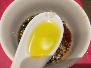 21、芹菜拌腐竹,两勺橄榄油。