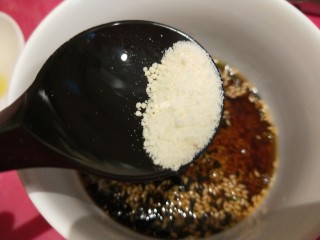 22、芹菜拌腐竹,适量鸡精。