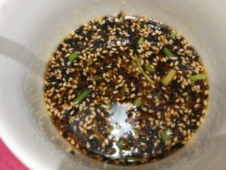 23、芹菜拌腐竹,加入少许花生酱，芝麻酱搅拌均匀。