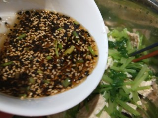 24、芹菜拌腐竹,倒入盆中搅拌均匀即可。