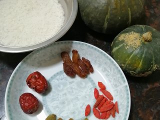 1、糯米南瓜盅,糯米用清水浸泡过夜，其他材料清洗干净