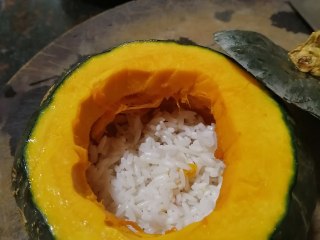 3、糯米南瓜盅,加入少许糯米