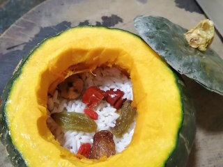 4、糯米南瓜盅,加入红枣、枸杞子和葡萄干