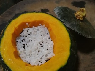 5、糯米南瓜盅,再加入一层糯米