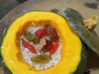 6、糯米南瓜盅,然后再加入红枣等材料，加入适量清水