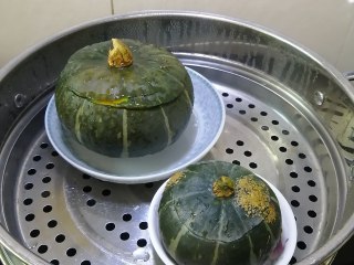 8、糯米南瓜盅,放入蒸锅中，大火蒸10分钟后，改中火蒸30分钟，然后再焖5分钟便可出锅了