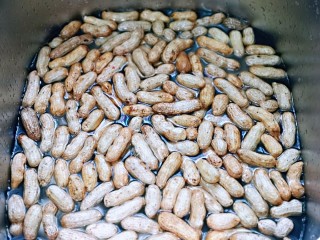 1、多味花生,花生用冷水反复冲洗，直到冲洗干净为止，我大约洗了10多遍……