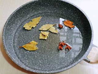 2、多味花生,锅中加入纯净水，再加入香料。