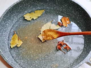 3、多味花生,加入五香粉。