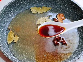 4、多味花生,加入生抽。