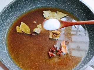 5、多味花生,加入食用盐，可以适当多一点，不然没味道。