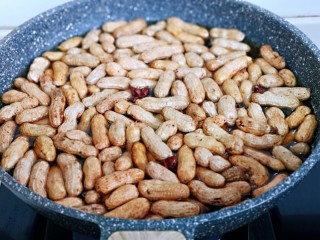 6、多味花生,把洗干净的花生放入锅中。