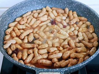 7、多味花生,大火烧开，转中小火煮10分左右。