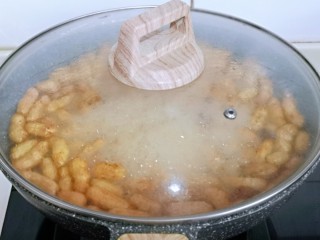 8、多味花生,盖上盖子焖10分钟再盛出。