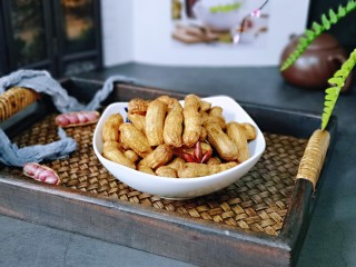 9、多味花生,盛出装盘。