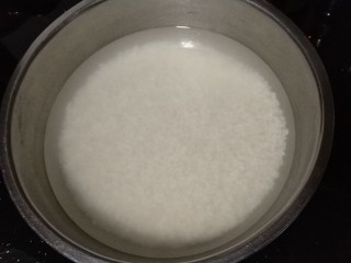 1、广式腊肠煲仔饭,大米用水浸泡至少一小时。