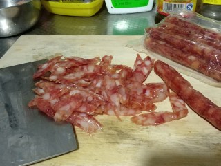 4、广式腊肠煲仔饭,腊肠切片。
