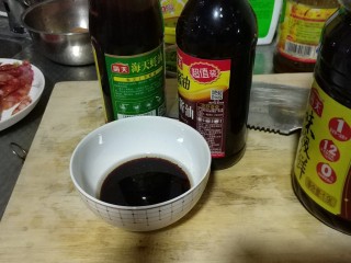 6、广式腊肠煲仔饭,调酱汁儿，一汤勺酱油，半汤勺老抽，半汤勺芝麻油，半汤勺蚝油，一点点清水。