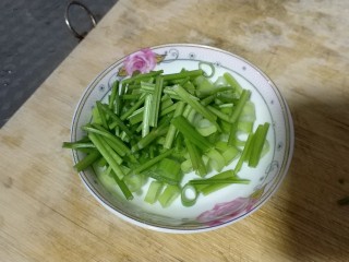 7、广式腊肠煲仔饭,切葱花，切香菜段。