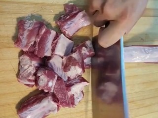 1、排骨炖土豆,准备排骨洗净剁块