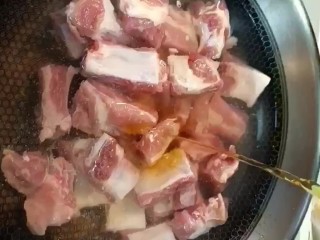 2、排骨炖土豆,凉水下锅加入料酒