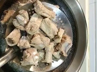 3、排骨炖土豆,焯水捞出清洗干净控干水分