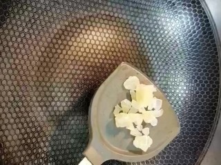 4、排骨炖土豆,起锅烧油放入冰糖小火慢炒