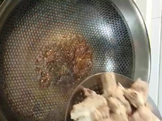 5、排骨炖土豆,炒至香油色，放入排骨翻炒均匀