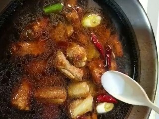 6、排骨炖土豆,加入葱姜，花椒，八角，桂皮，生抽，老抽，适量清水没过排骨，盐，鸡精