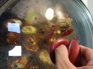 7、排骨炖土豆,盖上锅盖小火炖三十分钟