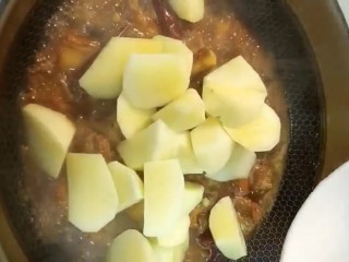 8、排骨炖土豆,放入土豆再炖十分钟