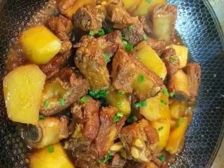 9、排骨炖土豆,起锅撒上葱花即可