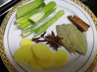 2、自制猪皮冻,准备煮猪皮用的香料。