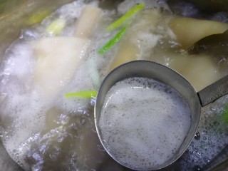 5、自制猪皮冻,水开文火煮6分钟，一次撇去浮沫，去腥臭味。