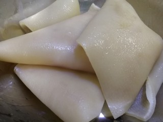 6、自制猪皮冻,捞出自然放凉。（不要过凉水）