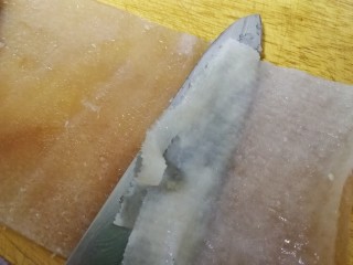 8、自制猪皮冻,去掉肉皮里面的白油，白油去的越干净越好。