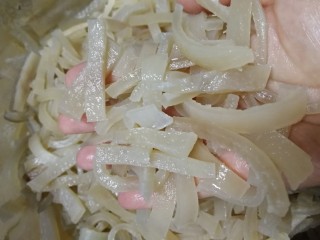 13、自制猪皮冻,洗干净的猪皮不会油手。