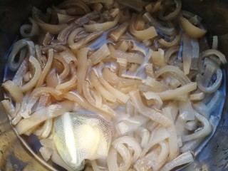 14、自制猪皮冻,冷水里放入切好的猪皮。（猪皮和水的比例是1：1.5）放入调料包和料酒。