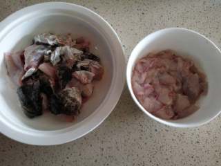 2、蕃茄鱼,处理后的鱼,鱼片加淀粉料酒盐,生姜浆一下,老习惯,冰箱里半小时以上