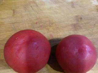 3、蕃茄鱼,蕃茄开水烫一下去皮切块