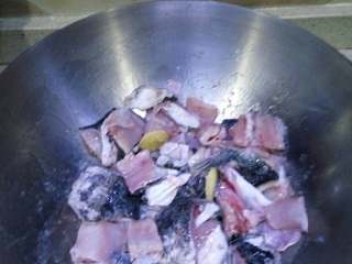 4、蕃茄鱼,起油锅,八入生姜,放鱼排,炒至肉变白加料酒,翻炒后加入蕃茄,出汁后加水,盖锅