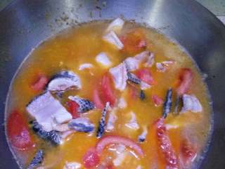 5、蕃茄鱼,待汤水开了后,加盐调至汤微酸,再加匙糖,扣按个人口味,饭店里基本要加蕃茄酱,我不加