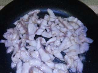 7、蕃茄鱼,起油锅下鱼片,油可以稍多点'炒至变色起锅,倒入刚烧好的鱼排中,炒的时间不超过二分钟最佳