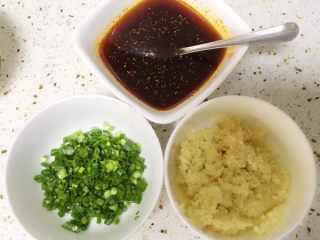 3、地方菜-蒜泥白肉,把蒜剁成末，葱设成葱花，红油里加入生抽醋白糖鸡精，调好盐味备用。