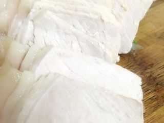 5、地方菜-蒜泥白肉,肉煮熟透后捞出，用凉开水冲一下表面。晾凉一点后切大薄片（今天赶时间做饭，肉切得不太薄）
