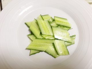 6、地方菜-蒜泥白肉,将黄瓜切片备用。