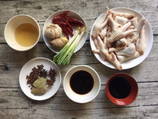 1、香辣卤鸡爪,准备所需食材:鸡爪400g、红辣椒干7个、葱白4根、蒜瓣8瓣、生姜1块、料酒2勺、生抽2勺、老抽1勺、八角3个、香叶3片、花椒1小勺、盐2/3匙、清水适量