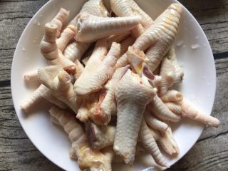 2、香辣卤鸡爪,先将鸡爪洗净，把每一个鸡爪切成两半待用